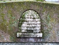 Bikube, sannsynligvis symbol på vedkommendes flid og flittighet, som biene, i liv og virke. Fra eldre gravminne ved Vår Frelsers gravlund. Foto: Stig Rune Pedersen