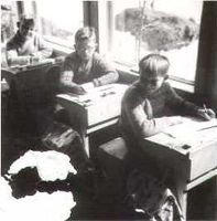 Frå skulestova 63/64. F.v.: Njål Dvergsdal, Mindor Sunde og Hallstein Dvergsdal. Foto: Kjellaug Hatløy