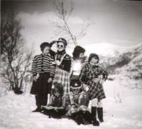 Jentene i skulen med læraren Hildegunn Nesje i midten.