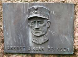 Nærbilde av Eriksens grav med portrettrelieff i bronse. Foto: Stig Rune Pedersen