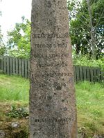 Teksten på bautaen over Oscar Espelund. Foto: Siri Johannessen (2016).