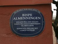 Blå plakett på veggen til Oslo gate 15.