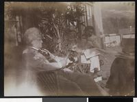 76. Bjørnstjerne Bjørnson leser brev på verandaen til Aulestad, 1901 - no-nb digifoto 20160609 00109 bldsa BB0441.jpg