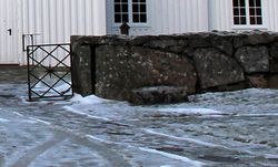 «Lensmannssteinen» ved kyrkjeporten.