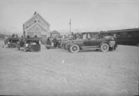 Biler oppstilt, truleg for å transportere passasjerar frå Bjorli ned Romsdalen.