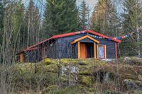 Den eneste gjenværende hytta etter kolonien som ble revet i 1980-årene i forbindelse med feltutbygingen. Den benyttes i dag av Karma Tashi Ling-menigheten. Foto: Leif-Harald Ruud (2020)