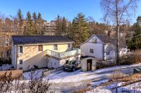 Disse to husene ved Bjørnåsveien er oppført uavhengig av feltutbyggingene. Huset til høyre er antakelig fra 1940-årene. Foto: Leif-Harald Ruud (2022)