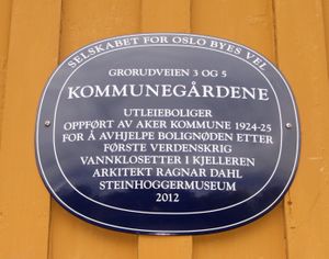 Blå plakett Grorudveien 3 og 5 Oslo 2013.jpg