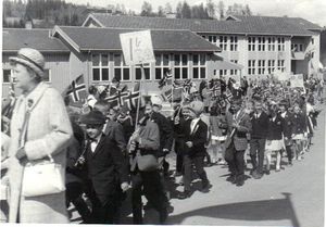 Blomhaug skole 17. mai.jpg