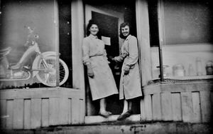 Blomli, Astrid og Hjørdis Hansen.jpg