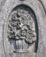 Blomst som dekorasjon på eldre gravminne, Vestre gravlund i Oslo.