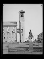 82. Bodø, Statue Hakon VII, rådhuset - no-nb digifoto 20150210 00048 NB MIT FNR 18876.jpg