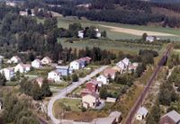 Utkanten av Kantum-området, med Randsfjordbanen til høyre. I bakgrunnen ser vi gården Mellom-Hoen, og helt øverst til venstre Øvre Hoen. Foto: Widerøe (1961)