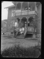 293. Bolighus, gård, gruppe - no-nb digifoto 20160209 00372 NB NS NM 00174.jpg