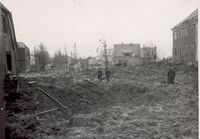 Bildet viser et bombekrater i et boligfelt Elvengveien på Kjeller. Det var her ekteparet Hagen omkom under bombingen. Foto: Finn Rifseim (KFF).