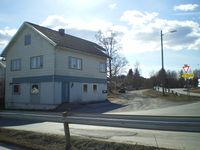 Gamle Borglund landhandleri med jernbanetraseen til høyre