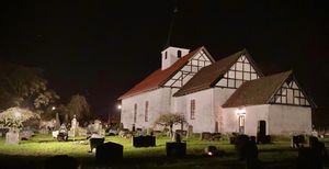 Borre kirke i kveldslys desember 2020.jpeg