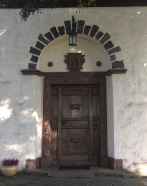 Borre kirke inngangsparti 2013.jpg