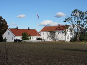 Borre prestegård 2013.jpg