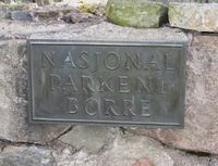 Eldre skilt ved Borreparken med den ikke lenger riktige benevnelsen nasjonalpark. Foto: Stig Rune Pedersen