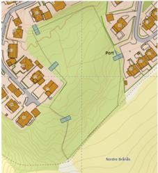 E. Brånås. Sauegjerdet rundt gravfeltets nedre del har 4 trappeinnganger for besøkende.