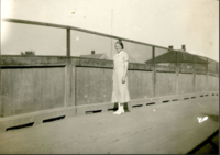 Gudrun Sandal fotograferes på Bråte bru rundt 1940. Kilde: Leif Thingsrud.