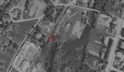 Bråte teglverk på ortofotokart fra 1946. Bruene tilhørte Strømmen Trævarefabrik, men bru for leiretransport må ha ligget omtrent på samme sted.