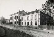 1885 til 1887 holdt Organistskolen til i Brødrene Hals pianofabrikk i Stortingsgata 26. Foto: Olaf Martin Peder Væring (omkr. 1890)