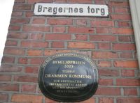Skilt ved Bragernes torg. Foto: Stig Rune Pedersen (2005).