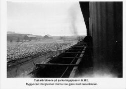 Brakkene bak til venstre lå på det som i dag er parkeringsområdet nedenfor IFE. Foto tyske soldater. Bryde.