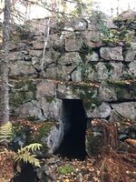 Den 5 meter høye dammen sett fra sør. (Foto: Karl Halvor Langerud, oktober 2022)