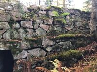 Sørsiden av dammen, som er bygd i avsatser. (Foto: Karl Halvor Langerud, oktober 2022)