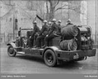 Brannbil ved Stortorvet. Foto: Anders Beer Wilse (ca. 1935)