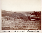 Bredtvedt bank ved Grorud. Erstattet trebru som ble revet 1863. I bildets tittel er brukt det engelsk ordet bank for sandbanke/fylling.Kilde: Jernbanemuseet