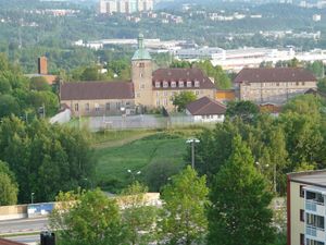 Bredtvet fengsel sett fra Mellomgaarden borettslag.JPG