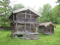 Loft og bur på Breiland, usikker på fredningsstatus i 2023. Foto: Olav Momrak-Haugan. 2010