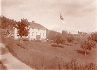 Breiland i Åslandsgrend etter at bygningen vart måla. Rinden bak til høgre. Fotograf: Olav S. Nylid. Truleg 1916