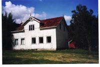 Breivik skulehus er bygd 1919. Nedlagd som skule 1997 og er i 2011 ein del av garden det gjekk ut frå og har noko usikker bruk i framtida.