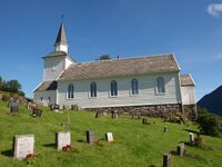 Brekke kyrkje med noko av kyrkjegarden. Foto: Siri Iversen (2022)