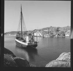 Fiskebåt i havna i Brekkestø. Foto: Jac Brun (1957).
