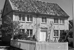 Brekkestø landhandel. Foto: Halvor Vreim / Riksantikvaren (1950).