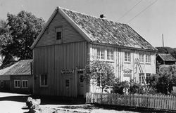 Brekkestø landhandel. Foto: Halvor Vreim / Riksantikvaren (1950).