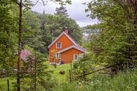 Plassen Karlsrud ligger der tettbebyggelsen møter Østmarka. Foto: Leif-Harald Ruud (2015)