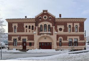 Brevik stasjon hovedfasade - mot gata.jpg