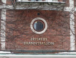 Briskeby brannstasjon detalj fasade 2013.jpg