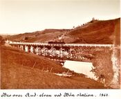 Bro over And-elven ved Bøn station 1864. Kilde: Jernbanemuseet