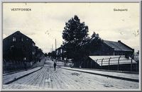 Storgata i Vestfossen på begynnelsen av 1900-tallet sett fra brua.