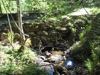 Brua over Breibekken er en del av den gamle ferdselsveien fra Torberg og Gommerud inn til Krambudalen.