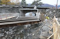 Her ser me ei tidleg fase frå forskalingsarbeidet på ny bru over Kvennelva.