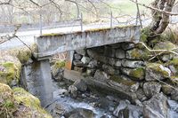 Brua over Brubakkelva i 2014. Den gamle bruplata er truleg frå rundt 1930.